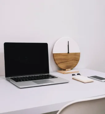 Mesa com notebook aberto, preparada para o atendimento online